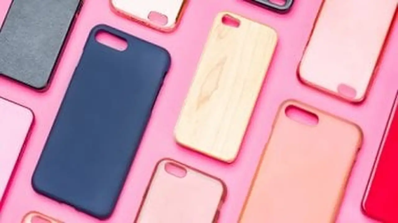 تصميمات غريبة.. كيف تحول غطاء الهاتف إلى قطعة أيقونية في عالم الموضة؟